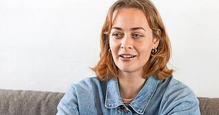 Ungetr&uuml;bter Blick f&uuml;r Gegebenheiten: Wo Leute gr&uuml;&szlig;en und l&auml;cheln, f&uuml;hlt sich die Schauspielerin Lisanne Hirzel aus der Schweiz mehr zu Hause.