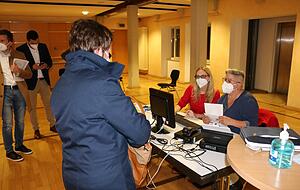 Der letzte Schritt vor dem Schnelltest: Gabriele Terkowski (re.) und Jutta Hübel kümmern sich am Empfang um alle relevanten Daten. Der letzte Schritt vor dem Schnelltest: Gabriele Terkowski (re.) und Jutta Hübel kümmern sich am Empfang um alle relevanten Daten.