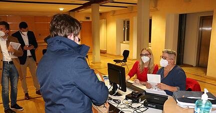 Der letzte Schritt vor dem Schnelltest: Gabriele Terkowski (re.) und Jutta Hübel kümmern sich am Empfang um alle relevanten Daten.