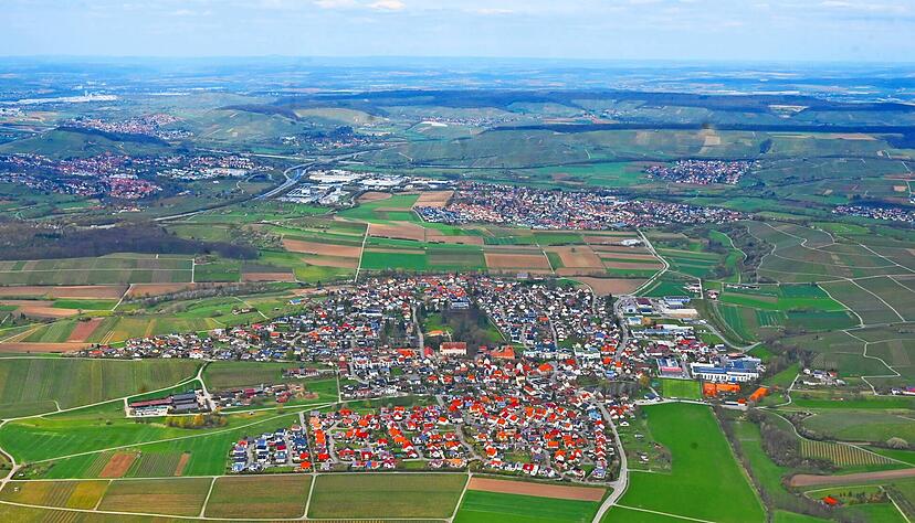 Das Weinsberger Tal − im Vordergrund Lehrensteinsfeld −liegt verkehrsgünstig und in schöner Landschaft und ist daher als Wohngegend sehr beliebt. Der Siedlungsdruck ist enorm.
Foto: Werner Kuhnle Das Weinsberger Tal − im Vordergrund Lehrensteinsfeld −liegt verkehrsgünstig und in schöner Landschaft und ist daher als Wohngegend sehr beliebt. Der Siedlungsdruck ist enorm.
Foto: Werner Kuhnle