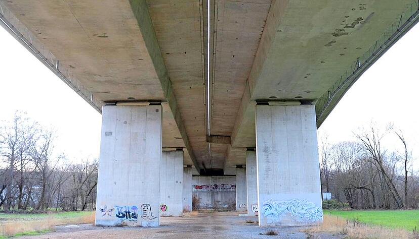 Die Ohrntalbrücke bei Öhringen muss wie etliche andere Bauwerke im Zuge des A6-Ausbaus abgerissen und neu errichtet werden. Allerdings profitieren diese Neubauten gar nicht vom zentralen Brücken-Passus im Beschleunigungsgesetz. Die Ohrntalbrücke bei Öhringen muss wie etliche andere Bauwerke im Zuge des A6-Ausbaus abgerissen und neu errichtet werden. Allerdings profitieren diese Neubauten gar nicht vom zentralen Brücken-Passus im Beschleunigungsgesetz.
