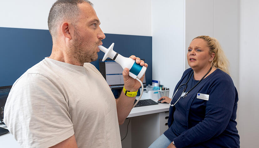 Auch ein Lungenfunktionstest geh&ouml;rt zu der Sorttauglichkeitspr&uuml;fung.