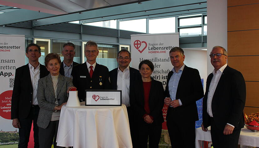 Dr&uuml;cken gemeinsam den Startknopf: J&uuml;rgen Bollg&ouml;nn-Kirch, Ursula Berner, Bernd Kaufmann, Dr. Stefan Baier, Andreas Siebert, Judith Joos, Landrat Ian Sch&ouml;lzel und Dieter Karle (von links).