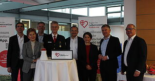 Dr&uuml;cken gemeinsam den Startknopf: J&uuml;rgen Bollg&ouml;nn-Kirch, Ursula Berner, Bernd Kaufmann, Dr. Stefan Baier, Andreas Siebert, Judith Joos, Landrat Ian Sch&ouml;lzel und Dieter Karle (von links).