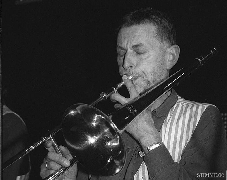 1999: In traditionellem Outfit und mit jugendlicher Begeisterung gibt die Band ein Gastspiel im &Ouml;hringer Jazzclub.