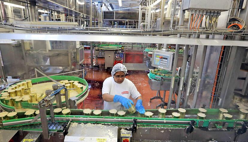 Die gef&uuml;llten Sauerkrautdosen rattern &uuml;ber Flie&szlig;b&auml;nder in die n&auml;chste Station. Dort werden die Deckel eingesetzt. Und das alles unter den wachsamen Augen der Hengstenberg-Mitarbeiter.
Fotos: Andreas Veigel