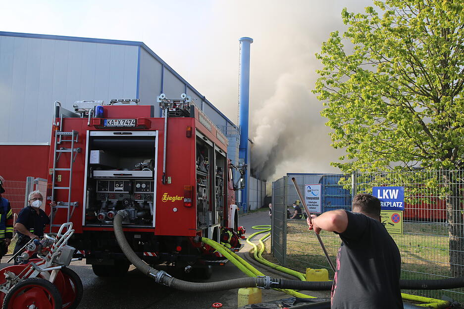 Großbrand auf Recyclinghof in Oberderdingen Großbrand auf Recyclinghof in Oberderdingen