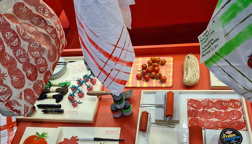 Der Garten als Inspirationsquelle: Tomaten waren ein beliebtes Motiv, das in verschiedenen Bastel-Techniken bei der Trendausstellung aufgegriffen wurde. Der Garten als Inspirationsquelle: Tomaten waren ein beliebtes Motiv, das in verschiedenen Bastel-Techniken bei der Trendausstellung aufgegriffen wurde.