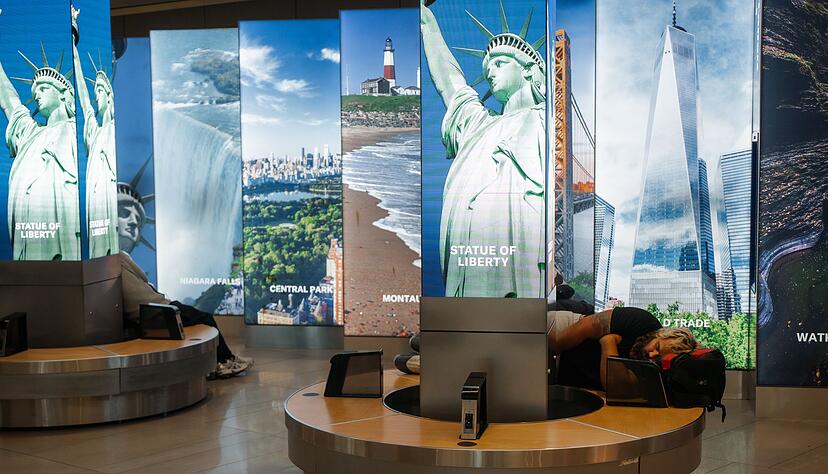 An vielen Flughäfen in den USA müssen Reisende sich auf lange Wartezeiten einstellen - so wie hier am LaGuardia International Airport in New York.