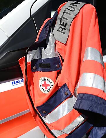 Ein Mann baut einen Unfall in einer Rettungsgasse und greift dann eine Rettungssanit&auml;terin an. (Symbolbild)