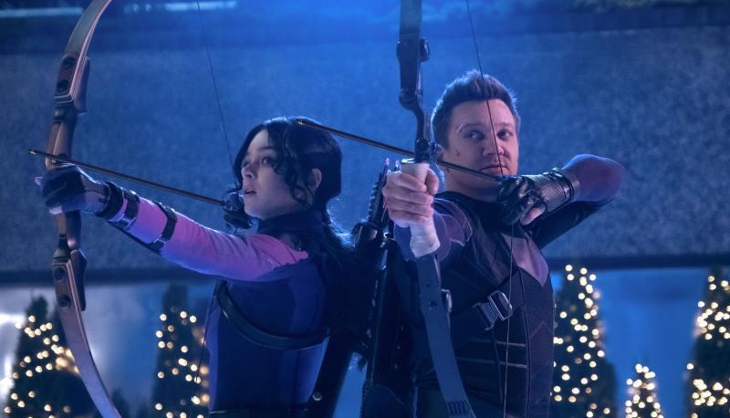 Hailee Steinfeld als Kate Bishop und Jeremy Renner als Clint Barton/Hawkeye in «Hawkeye». Hailee Steinfeld als Kate Bishop und Jeremy Renner als Clint Barton/Hawkeye in «Hawkeye».