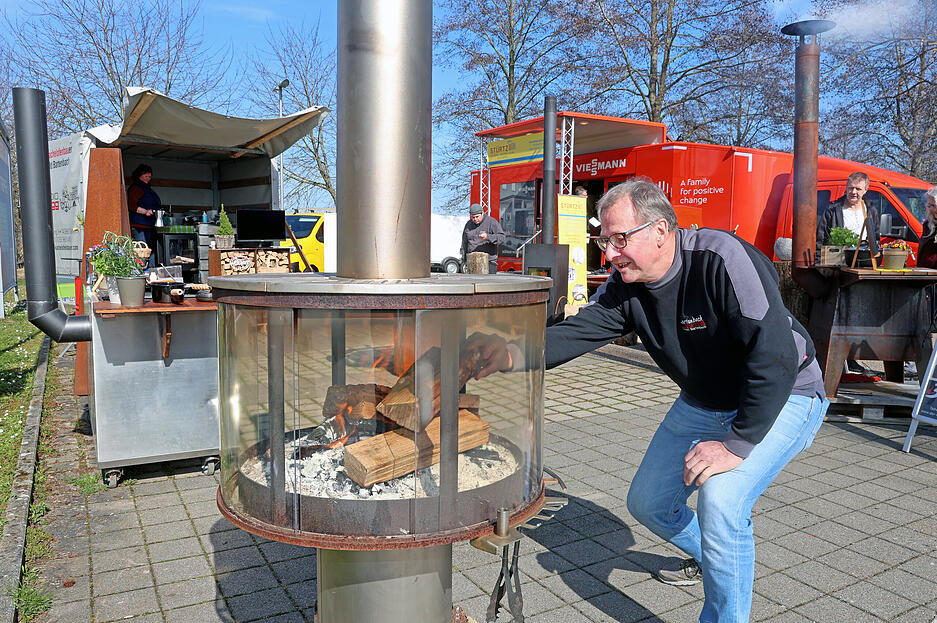 Aussteller bieten Informationen bei Baumesse im Redblue