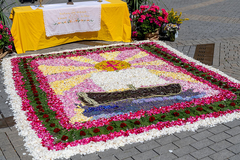 Zahlreiche Katholiken feierten am Donnerstagvormittag Fronleichnam bei strahlendem Sonnenschein und sommerlichen Temperaturen in Heilbronn. Zahlreiche Katholiken feierten am Donnerstagvormittag Fronleichnam bei strahlendem Sonnenschein und sommerlichen Temperaturen in Heilbronn.