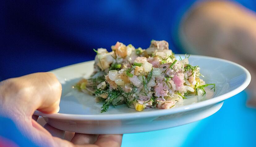 Für den Klassiker Heringshäckerle wird der Fisch besonders klein gehackt oder sogar durch den Fleischwolf gedreht. Für den Klassiker Heringshäckerle wird der Fisch besonders klein gehackt oder sogar durch den Fleischwolf gedreht.