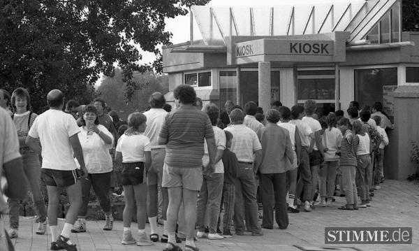 Große und kleine hungrige und durstige Besucher: Am Einweihungstag herrscht am Kiosk ein Andrang wie zu guten alten VfR-Zeiten.