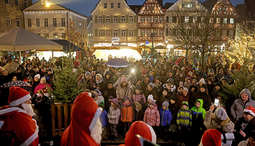 Schon gleich zu Beginn des Öhringer Weihnachtsmarktes ist der Platz vor der Stiftskirche gut gefüllt. Die Kinder freuen sich über Freifahrscheine für die Dampfeisenbahn, die Erwachsenen über ein Stück Großenhainer Stollen.