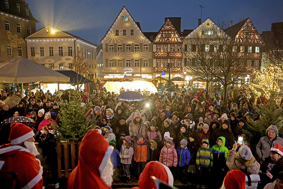 Schon gleich zu Beginn des Öhringer Weihnachtsmarktes ist der Platz vor der Stiftskirche gut gefüllt. Die Kinder freuen sich über Freifahrscheine für die Dampfeisenbahn, die Erwachsenen über ein Stück Großenhainer Stollen.