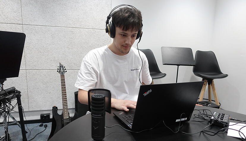 Im eigenen Studio der Stadtbibliothek arbeitet Elias Volz an Folgen seiner Podcast-Reihe.