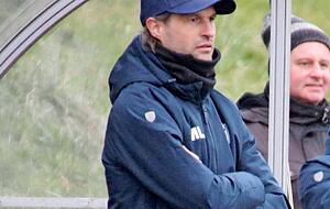 Noch ist er Co-Trainer, ab Sommer dann der neue Chef: Martin Lanig wird nun Oberliga-Trainer statt Jugendkoordinator. Noch ist er Co-Trainer, ab Sommer dann der neue Chef: Martin Lanig wird nun Oberliga-Trainer statt Jugendkoordinator.