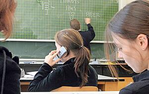 In weiterf&uuml;hrenden Schulen haben fast alle ein Handy, die Nutzung ist aber eingeschr&auml;nkt.
Foto: dpa