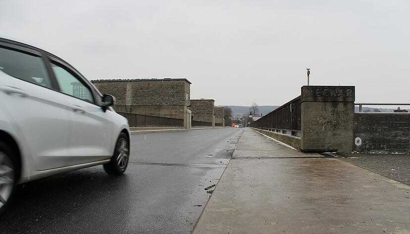 Das Land wollte die Straße über die Schleuse bei Gundelsheim bereits im vergangenen Jahr sanieren, doch die Ausschreibung der Arbeiten wurde aufgehoben.
Foto: Simon Gajer Das Land wollte die Straße über die Schleuse bei Gundelsheim bereits im vergangenen Jahr sanieren, doch die Ausschreibung der Arbeiten wurde aufgehoben.
Foto: Simon Gajer