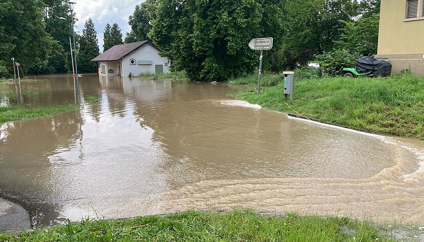 In Gundelsheim schwappte das Neckarwasser Richtung B27. In Gundelsheim schwappte das Neckarwasser Richtung B27.