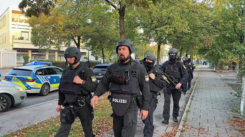 Ein Brand in einem Münchner Einfamilienhaus hat einen Großeinsatz von Polizei und Feuerwehr ausgelöst.