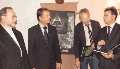 Reinhart Lochmann, Oberbürgermeister Michael Jann, Journalist und Fotograf Rudolf Landauer und Landrat Dr. Achim Brötel (von links) mit den druckfrischen Exemplaren.Foto: Sabine Braun