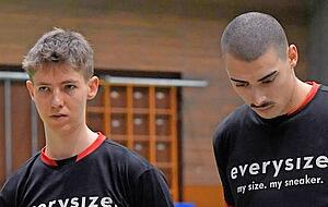 Mit Hannes Sachtleben und Tim Klein (rechts) bekamen zwei jungen Akteure von Goran Mijic erste Einsatzminuten bei den Aktiven verschafft. Mit Hannes Sachtleben und Tim Klein (rechts) bekamen zwei jungen Akteure von Goran Mijic erste Einsatzminuten bei den Aktiven verschafft.
