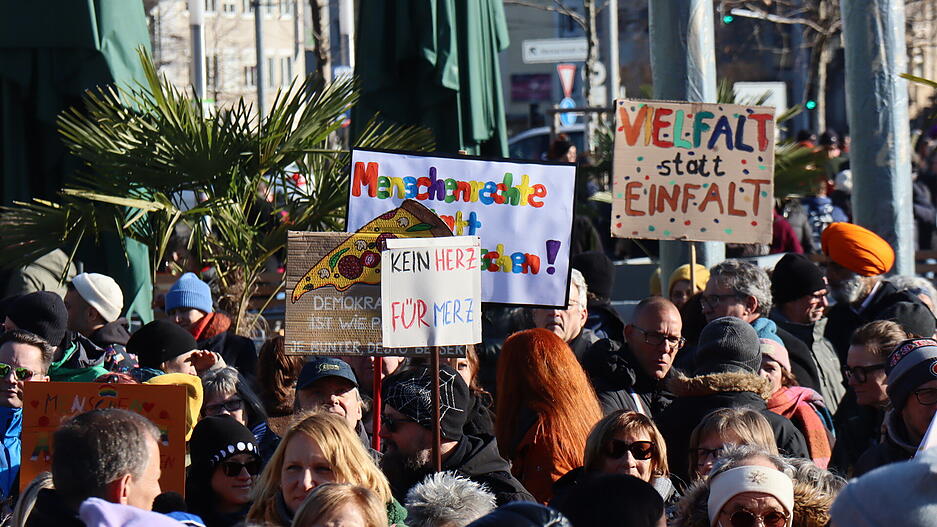 In Mannheim haben sich Tausende Menschen zu einer Kundgebung gegen Rechts versammelt.