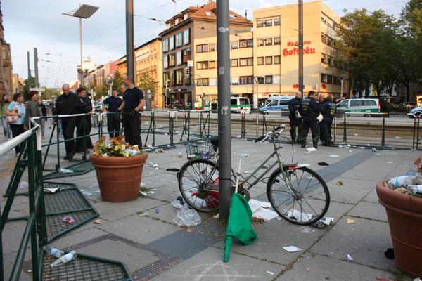 Überbleibsel: Ein Fahrrad, eine grüne Fahne, unzählige Plastikflaschen und Müll. Überbleibsel: Ein Fahrrad, eine grüne Fahne, unzählige Plastikflaschen und Müll.