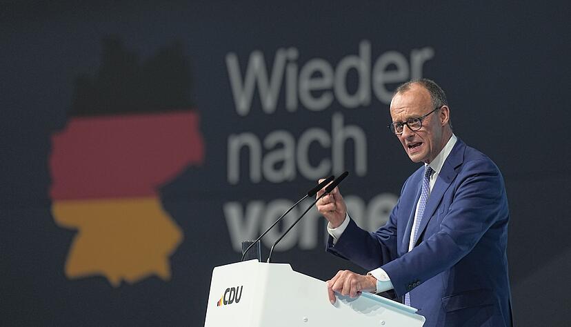 Unionskanzlerkandidat Friedrich Merz k&auml;mpft mit dem Verdacht, es k&ouml;nne nach der Wahl eine schwarz-blaue Zusammenarbeit geben. Am Rande des Parteitags gibt es Proteste. Drinnen gibt Merz ein klares Versprechen.