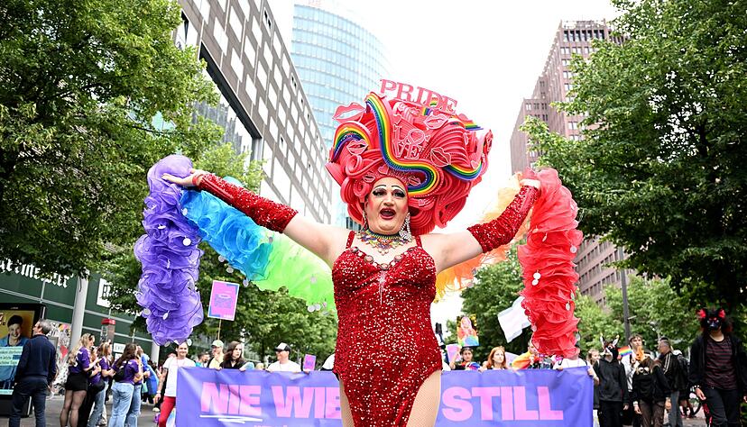 Bunt, bunter, CSD: Beim Christopher Street Day werden viele farbenfrohe Kost&uuml;me pr&auml;sentiert.