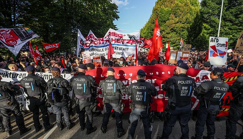Vor der Halle protestierten mehr als tausend Menschen gegen die Veranstaltung - unter strenger Beobachtung der Polizei. (Archivbild)