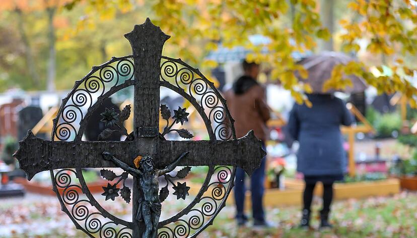 An Allerheiligen schm&uuml;cken Menschen die Gr&auml;ber ihrer Liebsten. (Archivbild)