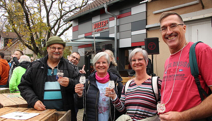 Hochprozentiges adrett umhäkelt (von links): Jürgen und Susanne Fischer, Michaela Slansky und Andi Zesch mit ihren Tragehilfen für Schnapsgläser.