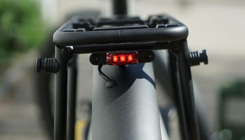 Platzsparend und dezent - außer es leuchtet: das Rücklicht M12 von Sate-lite. Platzsparend und dezent - außer es leuchtet: das Rücklicht M12 von Sate-lite.