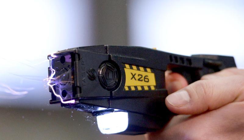 Ein sogenannter Taser wird in einer Polizeischule pr&auml;sentiert.