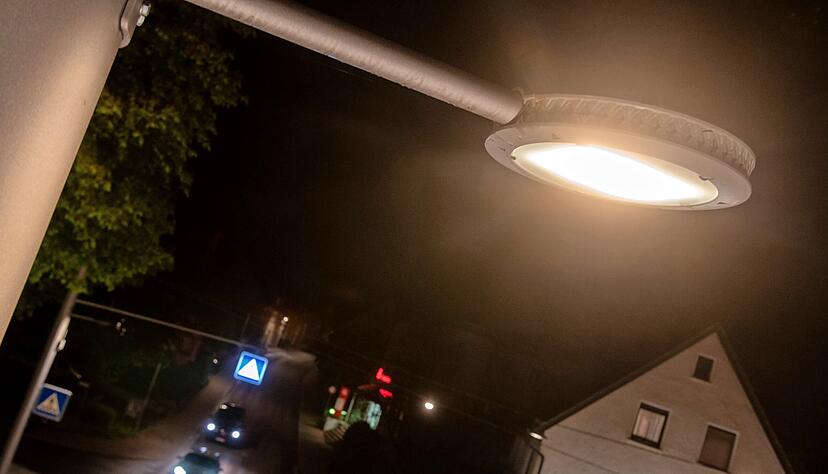 Straßenlaternen nachts abzuschalten, steht derzeit noch nicht zur Debatte in der Region.
Foto: dpa Straßenlaternen nachts abzuschalten, steht derzeit noch nicht zur Debatte in der Region.
Foto: dpa