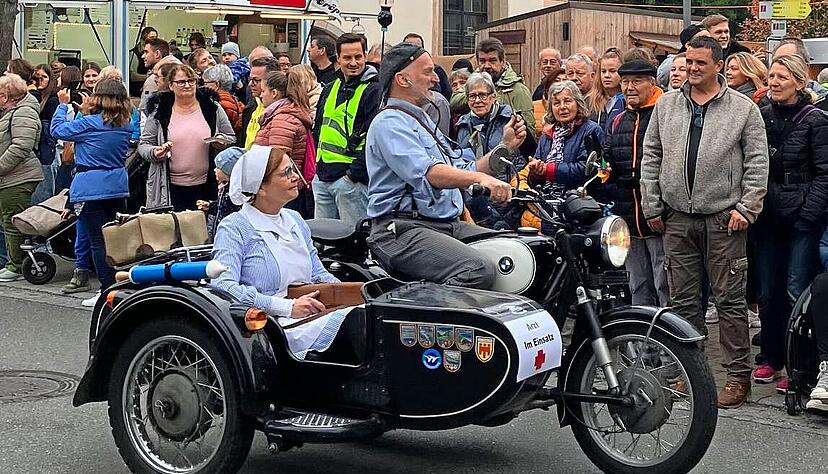 Der Landarzt kommt mit seiner alten BMW und Beiwagen zum Pferdemarkt. Der Landarzt kommt mit seiner alten BMW und Beiwagen zum Pferdemarkt.
