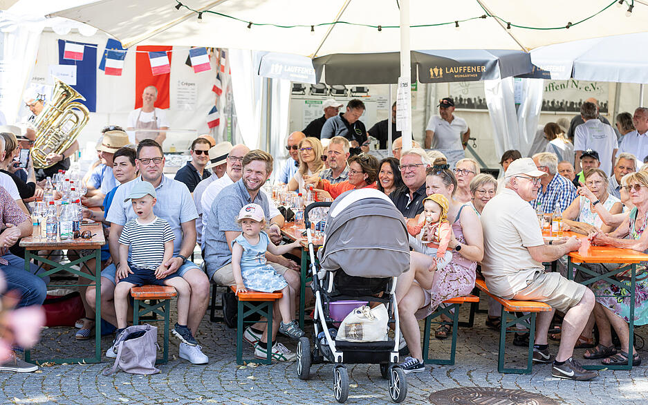 Unz&auml;hlige Besucher str&ouml;mten am Samstag nach Lauffen zum Auftakt des zweit&auml;gigen Br&uuml;ckenfests.
