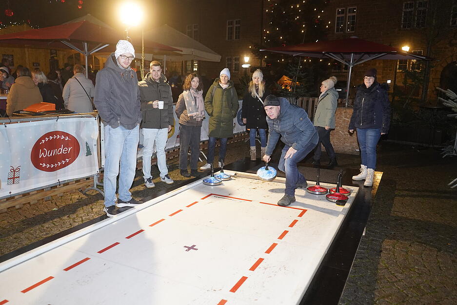 In Öhringen gibt es während dem "Winterzauber" eine Eisstockbahn auf dem Marktplatz. In Öhringen gibt es während dem "Winterzauber" eine Eisstockbahn auf dem Marktplatz.