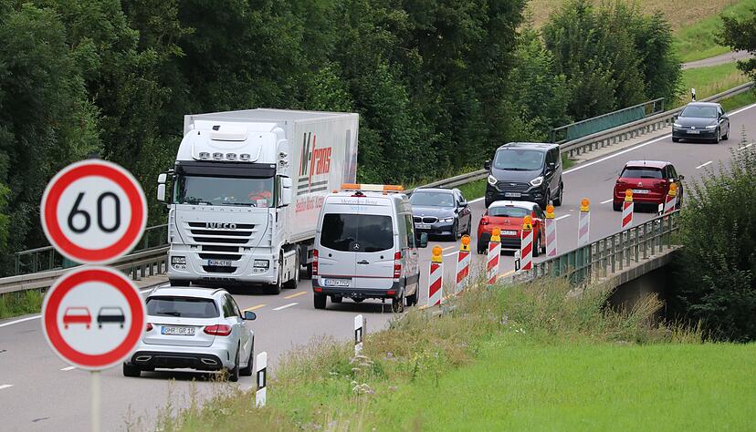 Seit Jahren gleicherweise Nadelöhr wie Ärgernis: Nun wurde der Kupferzeller Verwaltung mitgeteilt, dass der Abriss der Kupferbrücken beginnen soll.
Foto: Reichert