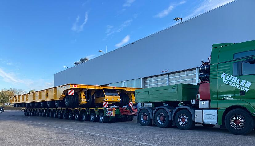 Ein Schwertransport ist in der Nacht von Pfedelbach zum Heilbronner Hafen unterwegs.