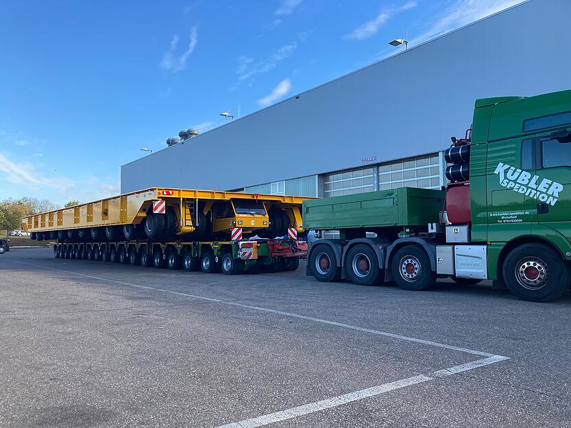 Ein Schwertransport ist in der Nacht von Pfedelbach zum Heilbronner Hafen unterwegs.
