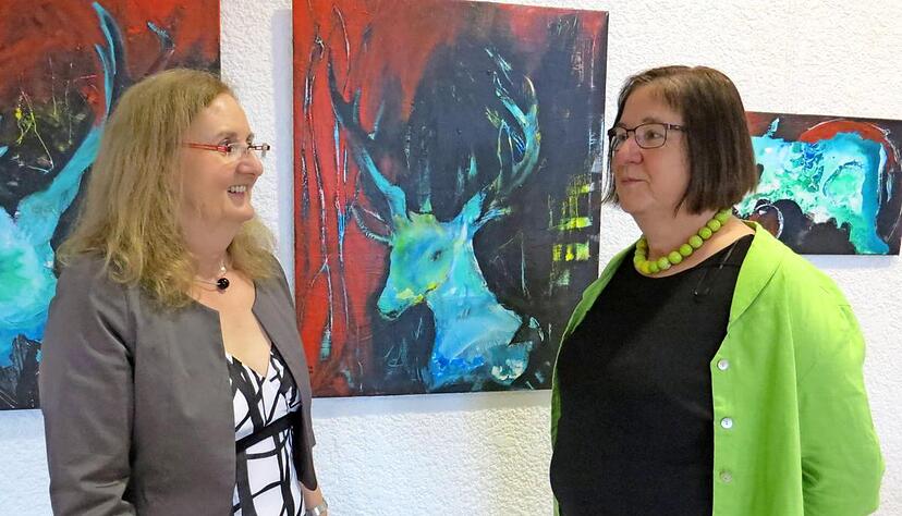 Die Künstlerfreundinnen Andrea Huber (li.) und Ulrike Thiemann präsentieren ihre Kunstausstellung &quot;Am Ort der Blumen&quot;, passend zur Gartenschau.Foto: Corry Faber