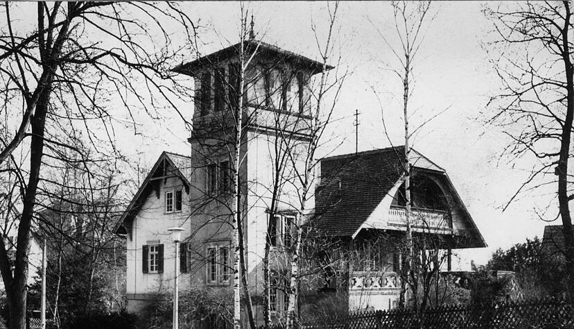 Zusammengestellt von Archiv und Dokumentation der Heilbronner Stimme 
Der 1905 gegründete Kernerverein in Weinsberg  erwirbt im Jahr 1907 das Dichterhaus.  Zur Eröffnung des zur Gedenkstätte umgebauten Wohnhauses 1908 kommen fast 10 000 Besucher. Während des 2. Weltkrieges wurde es 1943 geschlossen, nach Restaurierung am 14. Mai 1950 eingeweiht und der Öffentlichkeit zugänglich gemacht. Aufnahme aus dem Jahr 1972. Zusammengestellt von Archiv und Dokumentation der Heilbronner Stimme 
Der 1905 gegründete Kernerverein in Weinsberg  erwirbt im Jahr 1907 das Dichterhaus.  Zur Eröffnung des zur Gedenkstätte umgebauten Wohnhauses 1908 kommen fast 10 000 Besucher. Während des 2. Weltkrieges wurde es 1943 geschlossen, nach Restaurierung am 14. Mai 1950 eingeweiht und der Öffentlichkeit zugänglich gemacht. Aufnahme aus dem Jahr 1972.