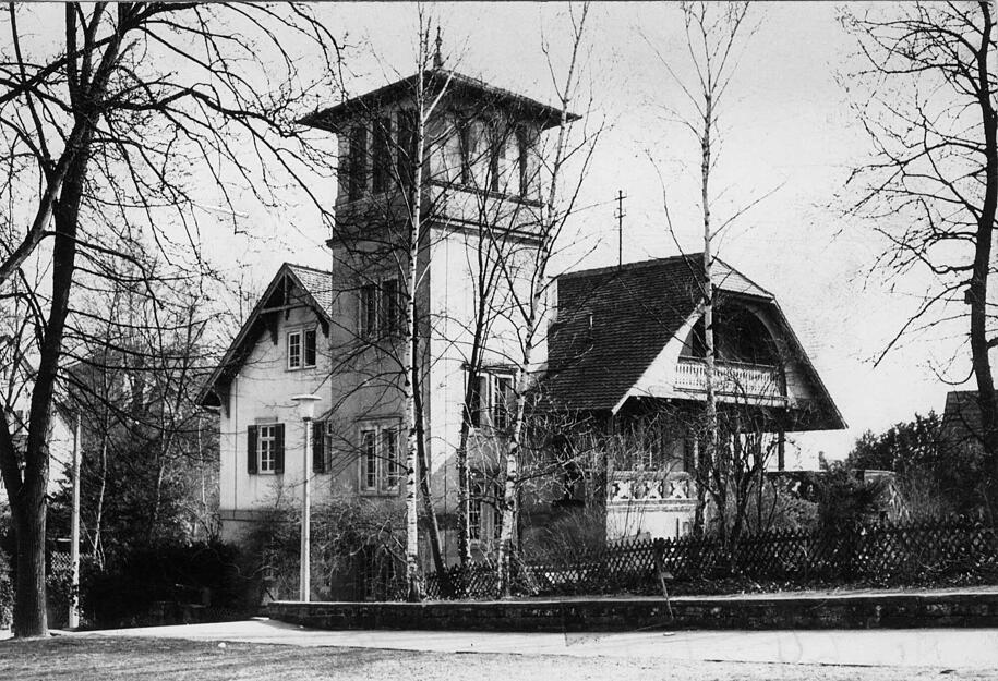 Zusammengestellt von Archiv und Dokumentation der Heilbronner Stimme 
Der 1905 gegründete Kernerverein in Weinsberg  erwirbt im Jahr 1907 das Dichterhaus.  Zur Eröffnung des zur Gedenkstätte umgebauten Wohnhauses 1908 kommen fast 10 000 Besucher. Während des 2. Weltkrieges wurde es 1943 geschlossen, nach Restaurierung am 14. Mai 1950 eingeweiht und der Öffentlichkeit zugänglich gemacht. Aufnahme aus dem Jahr 1972. Zusammengestellt von Archiv und Dokumentation der Heilbronner Stimme 
Der 1905 gegründete Kernerverein in Weinsberg  erwirbt im Jahr 1907 das Dichterhaus.  Zur Eröffnung des zur Gedenkstätte umgebauten Wohnhauses 1908 kommen fast 10 000 Besucher. Während des 2. Weltkrieges wurde es 1943 geschlossen, nach Restaurierung am 14. Mai 1950 eingeweiht und der Öffentlichkeit zugänglich gemacht. Aufnahme aus dem Jahr 1972.