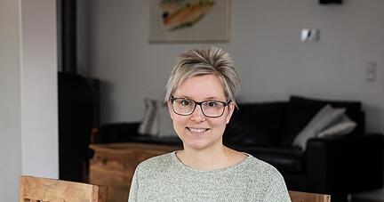 Corinna Friedel an ihrem Schreibplatz in Lehrensteinsfeld. Jeden Tag versucht die zweifache Mutter, ein paar Seiten zu verfassen. Derzeit sitzt sie bereits an ihrem dritten Werk, einem Krimi.
Foto: Andreas Veigel Corinna Friedel an ihrem Schreibplatz in Lehrensteinsfeld. Jeden Tag versucht die zweifache Mutter, ein paar Seiten zu verfassen. Derzeit sitzt sie bereits an ihrem dritten Werk, einem Krimi.
Foto: Andreas Veigel