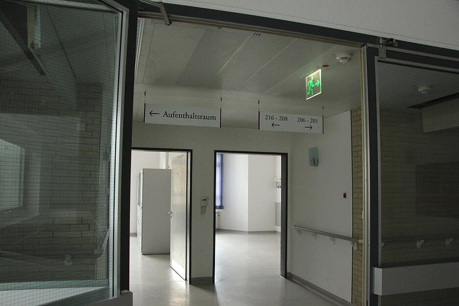 Bei einer Führung durch das ehemalige Krankenhaus in Künzelsau erhalten Bürger Einblick in das verlassene Gebäude. Bei einer Führung durch das ehemalige Krankenhaus in Künzelsau erhalten Bürger Einblick in das verlassene Gebäude.